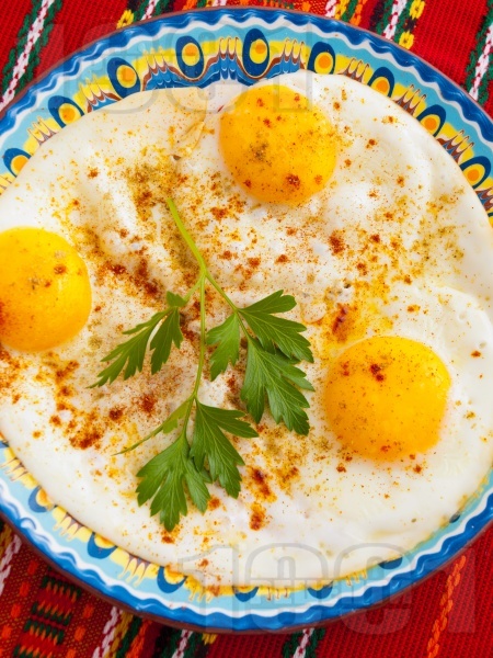 Пържени яйца на очи в тиган в масло с червен пипер - снимка на рецептата